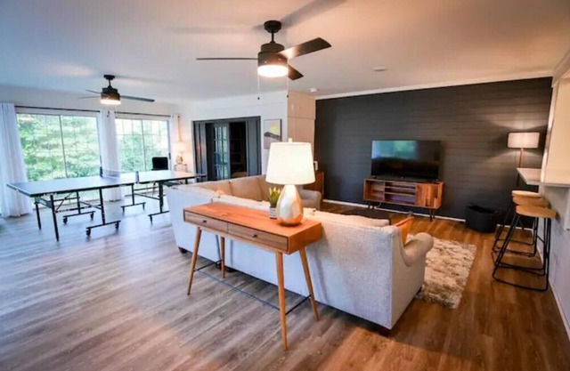 Spacious, Town Square, Theatre Room! 4 bed / 2 bath Private Home on town square