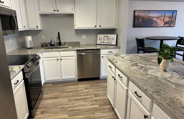 Spacious Townhouse. Only 7 Miles to Beach!