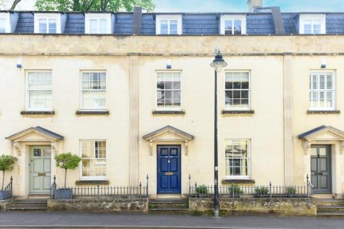 Spacious Townhouse Private Parking Central Wells