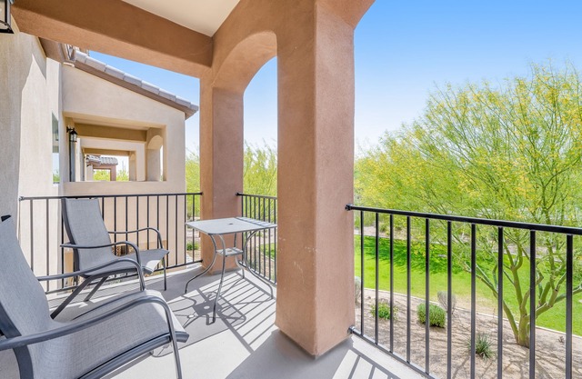 Spacious townhouse with fast WiFi, central AC, washer/dryer, pool, & hot tub