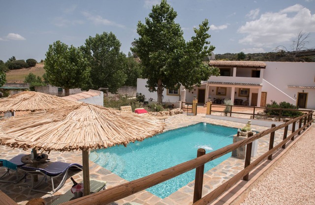 Ferme andalouse traditionnelle spacieuse avec superbe piscine privée.