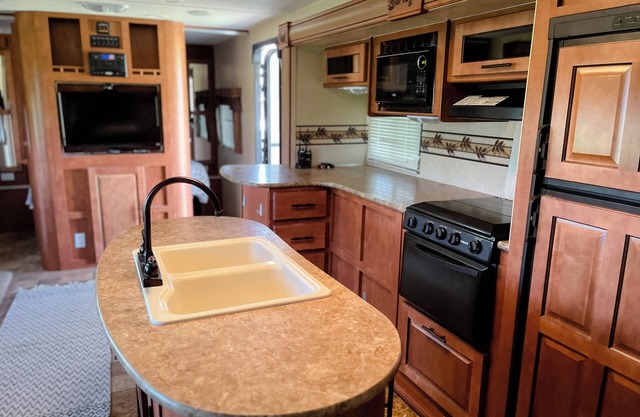 Spacious Travel Trailer with AC in Stevensville