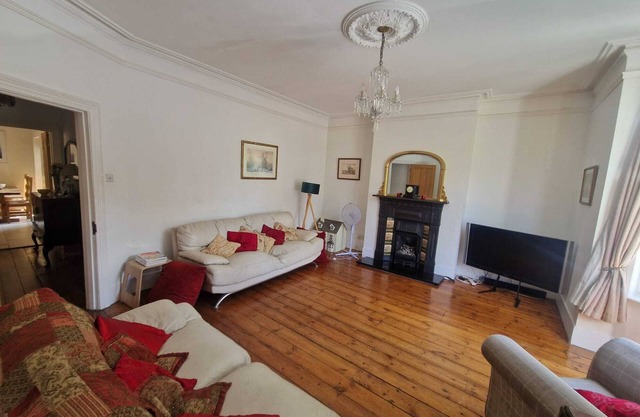 Spacious two bedroom garden flat close to West Ealing Elizabeth line station