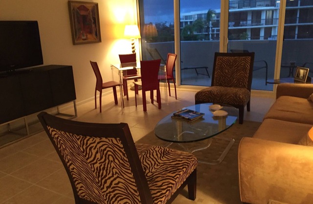 Spacieux condo de deux chambres sur Intracoastal Waterway & accessible à la plage de l'océan.