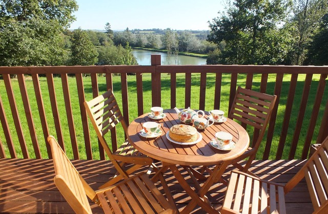 Spacieux lodge entièrement accessible avec vue sur le lac dans la campagne idyllique