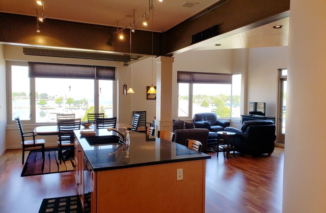 CONDO SPACIEUX DEUX HISTOIRES AVEC PISCINE INTÉRIEURE - BEAUCOUP DE CHAMBRE POUR TOUTE LA FAMILLE!