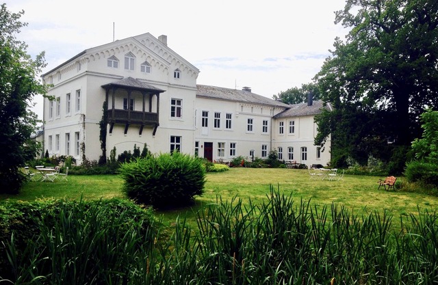 Spacious vacation apartment in a manor house with balcony, near the Baltic Sea