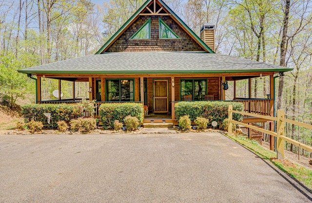Spacious vacation retreat w/private hot tub, pool table, WiFi, & expansive deck