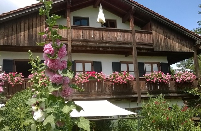 Charmant, grand appartement très calme avec un balcon orienté au sud dans une maison de campagne bien entretenue villa