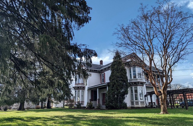 Spacious Victorian Home 2nd floor apartment