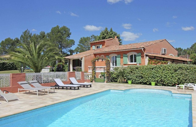 Villa spacieuse à Bagnols-en-Forêt avec piscine