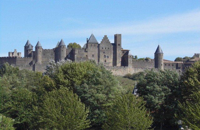 Spacieuse villa près de Carcassonne avec de grands jardins, piscine privée et vue imprenable sur les