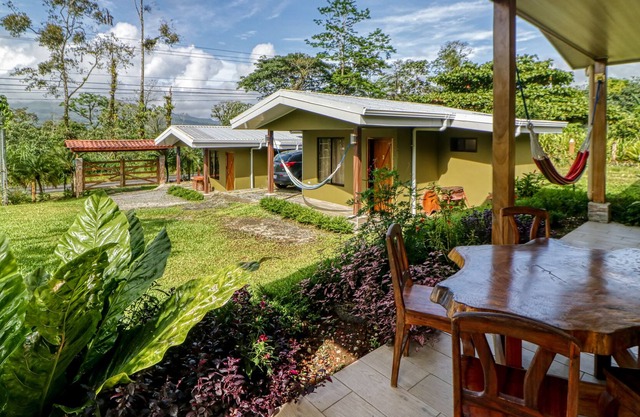 Spacious villa near town with volcano views, fast WiFi, and kitchenette