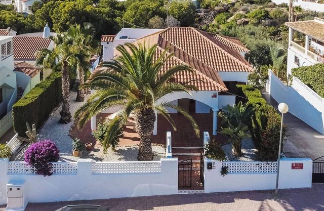 Spacieuse villa avec grande piscine, 4 terrasses et solarium. Près de la plage.