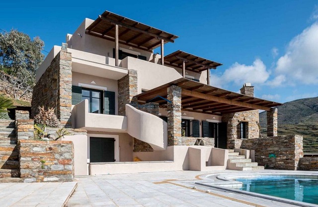 Villa spacieuse avec piscine à seulement 3 minutes à pied de la plage de Koundouros