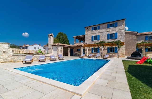 Villa spacieuse, avec piscine privée dans un village paisible loin des foules de la ville!