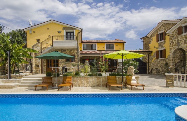 Villa spacieuse avec piscine dans l'arrière-pays oriental de l'Istrie