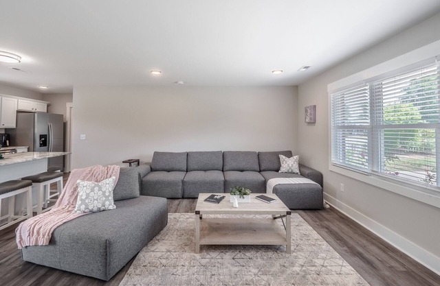Spacious w/ all King Beds, 15 min from Beach + Downtown, Pup Friendly!