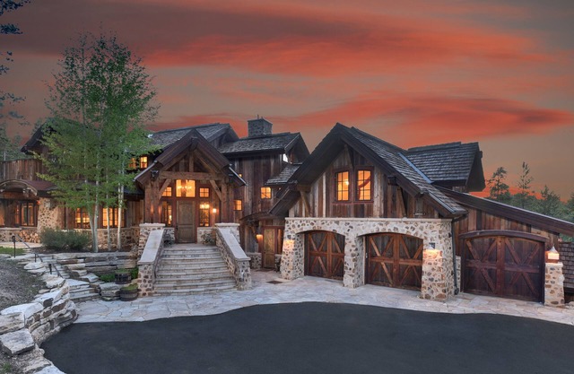 Spacious w/ Mtn Views + Hot Tub + Theatre Room - Chalet du Soleil
