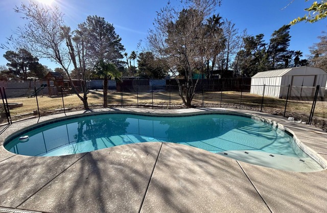 Spacious w/ pool, Volleyball, & more! 12 guests