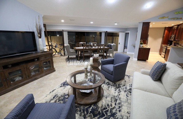 Spacieux, ouvert, lumineux, méticuleusement soigné, Condo 2 chambres