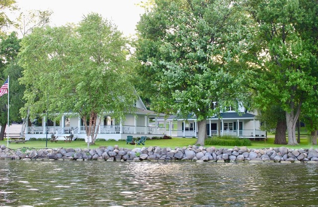 Spacieuse propriété au bord de l'eau située sur le lac Big Green