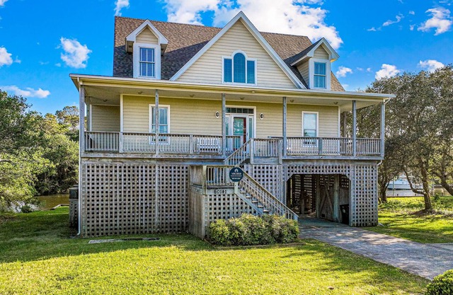 Spacious waterfront home w/dock, outdoor shower, 1 kayak, washer/dryer