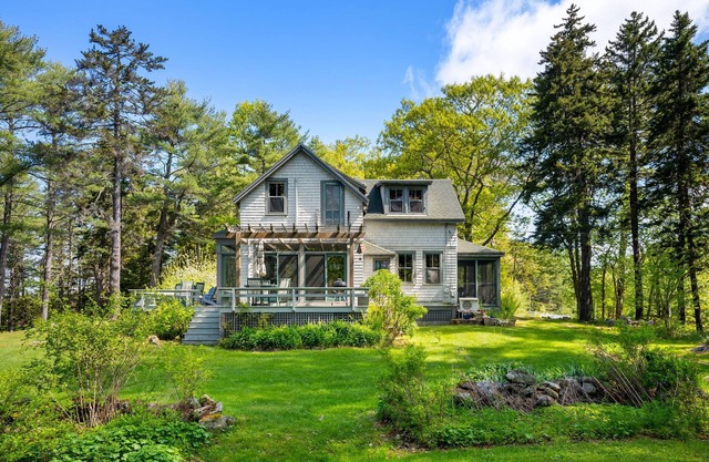Waterfront Summer Home avec Sea Breezes, couchers de soleil, et piscine sur les rochers