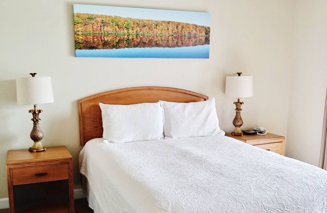 Spacious waterfront Mariners Landing resort w/ amenities