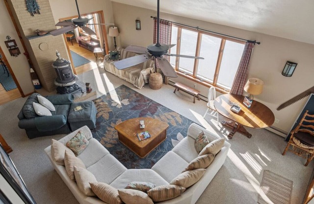 Year-Round Lakefront Retreat- Prime Location!