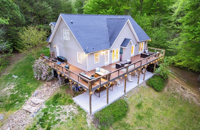 Spacious, Well-Appointed 4 Bedroom Hyco Lake House | *Hot Tub!* | *Great Views!*