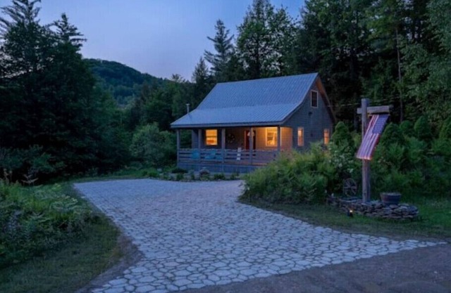 4 Bed 2 Bath Cabin Getaway ~ Outdoor Patio & Grill