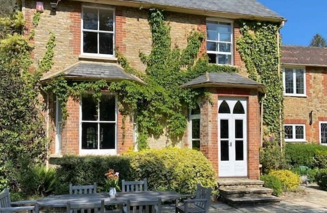 Spacious woodland retreat - Surrey Hills