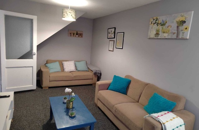 Spacious x4 bed * free wifi* *driveway*garden*