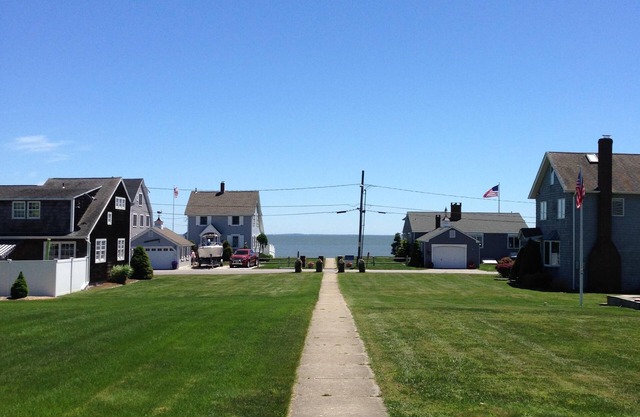 Détente Vintage Beach House-cour spacieuse et vue sur Long Island Sound-