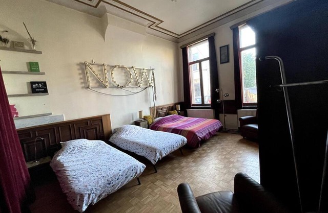 Spacy Room in Old Townhouse Relaxed Vibe with LATE Check-out!