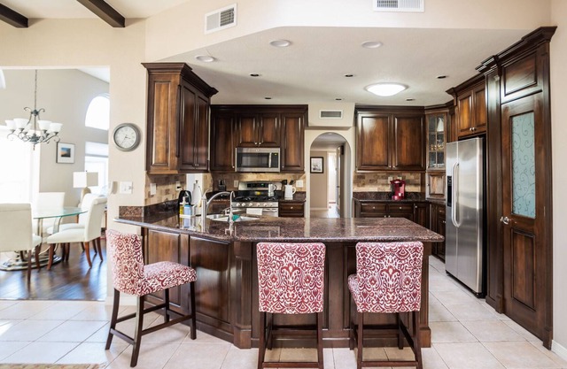 Spanish Villa w/ GORGEOUS backyard - 2 minutes from Franklin HS