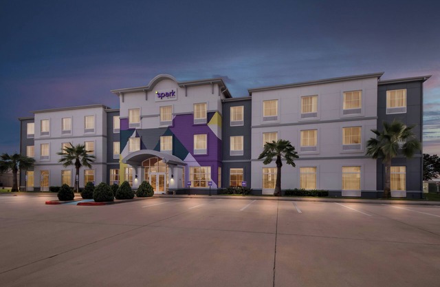 Days Inn by Wyndham Victoria