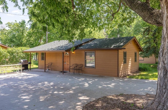 2 Bedroom Cottage Q/Q Beds