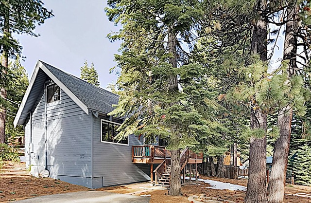 Sparkling Mountain-View Cabin on Corner Lot - 2 Blocks to Trails