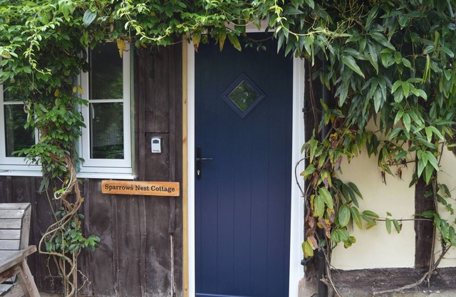 Sparrows Nest Cottage - sleeps 2 guests in 1 bedroom