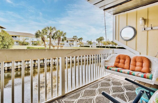 SPC 3106 on a canal! Private Beach w/bch srvc incld! Heated pools! Pickleball!