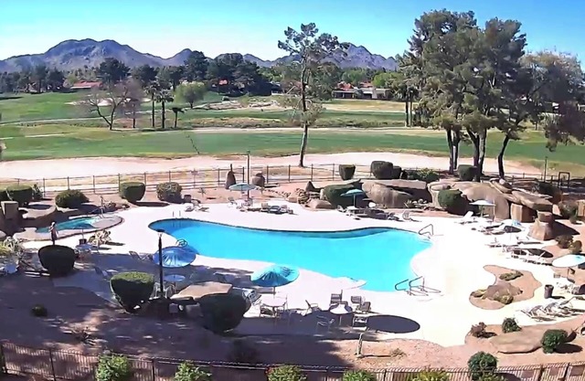 Dernier étage - Vues de la piscine 5, du parcours de golf et des montagnes