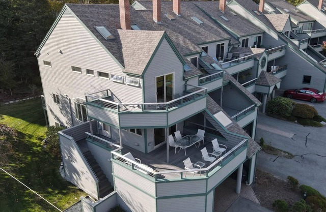 SPRING SPECIAL! Sun-filled townhome with OCEAN VIEWS, pool/sauna, near Acadia!