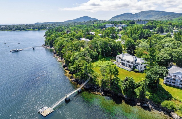 The Bayview: Cottage Shorefront historique, terrasse et quai près de Bar Harbor Village