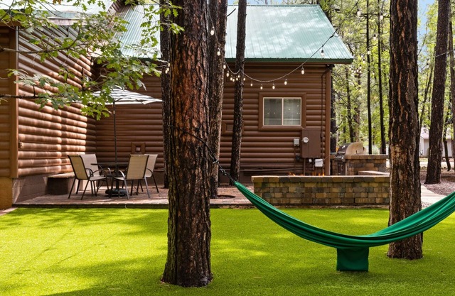 Offres Pinetop Cabin-Été. Reserve maintenant! Peut accueillir jusqu'à 24 !!