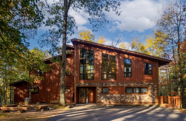 Amazing Lakefront 7 Bd / 5 Bath