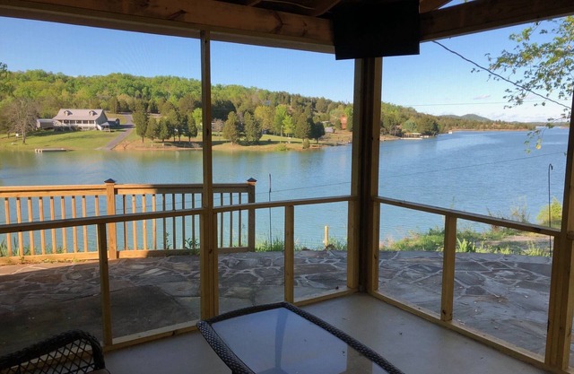 * NOUVELLE LISTE * Retraite dans la cabine avant du lac Douglas avec rampe de mise à l'eau et ponton privé