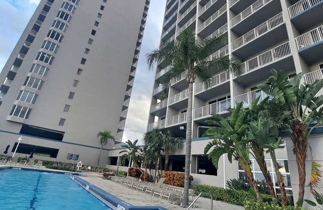 RÉDUCTION ** 10 AU 11 MAI, 20-21,29-30 $ * 71 $ / N * 1 LIT 2 BTHS STE * VUE PISCINE * 4 MILLE DISNE