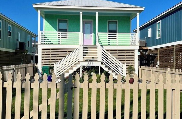 Special Snowbird rates! Beach View,Fenced in yard,3 BR & 2 baths.